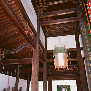 <b>歇山重檐式（けっさんじゅうえんしき）</b>中国・韓国・日本で宮殿や寺院を建立する場合の最も基本となる建築様式は歇山重檐式と呼ばれます。外見上、二重構造に見えますが、下方の檐（屋根）は装飾であり、内部は単層構造です。